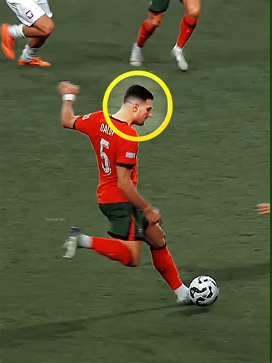 Selfish and Unselfish Moments in Football