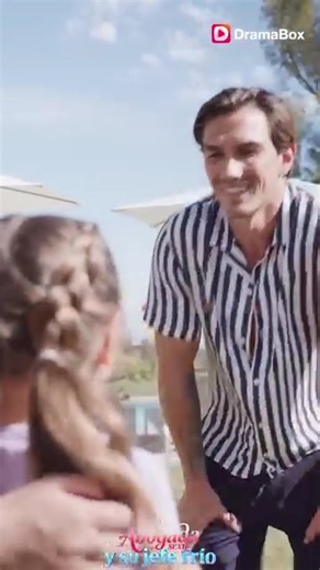 Ver👉 https://dramabox.reelhunter.online/7633734513206497280 🌟Una aventura de una sola noche con el multimillonario Leo Guirado deja a la estudiante de Derecho Sofía Elvira inesperadamente embarazada. Su hermana tóxica, Ángela, le roba la identidad y se convierte en la prometida de Leo. Seis años después, Sofía vuelve a cruzarse con Leo, esta vez junto a su hija de cinco años, Melodía. Cuando Sofía pasa a representar legalmente a Leo en un caso de custodia, la verdad enterrada sale a la luz y e