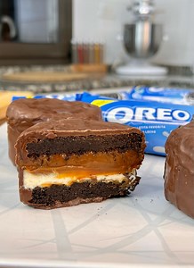 Aquí está la RecetOreo que nos une! 😍 Es la receta ganadora de RecetOreo 💥 Un súper alfajor Oreo con los ingredientes más ricos! A buscar las Oreo que esto sale SUCULENTO! 📝Ingredientes para 6 alfajores ENORMES: ⚫️ TAPITAS: 3 Paquetes de Oreo 100g de Manteca ⚪ 400g de Dulce de Leche (1 pote grande) ⚪️ CREMA CHANTILLY: 350g de Crema de Leche (1 pote grande) 3 Cucharadas de Azúcar y un chorrito de esencia de vainilla. ⚫️ Chocolate con leche 👉 A LA COCINA 🧑‍🍳 👩‍🍳 #LaRecetOreoQueNosUne #Rece