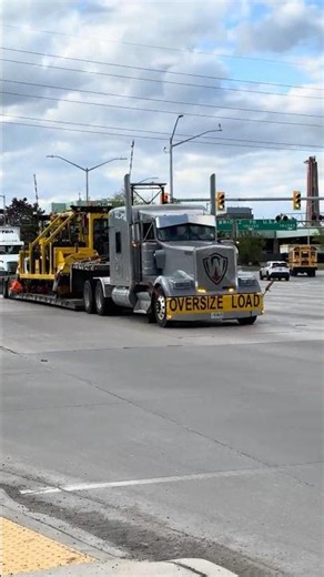 Massive Oversize Kenworth W900 Rolling Through Windsor, Canada 🚛🔥🇨🇦#kenworthw900 #bigrig
