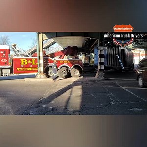 Truck driver stuck under a bridge while making a turn | American Truck Drivers