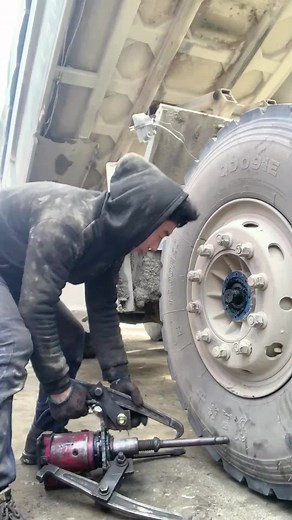 How to Change a Large Vehicle Tire Safely