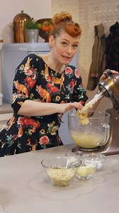 Apfelkuchen oder Bienenstich? Wir nehmen euch die Entscheidung einfach ab! Ganz einfach gezaubert ist Enies Apfelkuchen mit Bienenstichdecke. #sweetandeasy #reel Sweet & Easy - Enie backt - Alle Folgen zum Nachschauen auf joyn.de 💚 Zutaten Für den Mürbeteig: 250g Mehl 75g Zucker 1 Prise Salz 1 Ei (Größe M) 125g Butter Für den Mandel-Guss: 1 EL flüssiger Honig 150g Mandelblättchen 75g Zucker 75g Butter 3 EL Milch Für die Füllung: 1kg Äpfel (Boskop) 300ml Apfelsaft 1 Päckchen Vanille-Puddingpulve