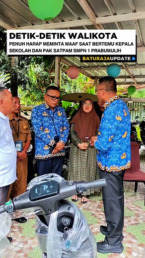 Salah dalam berucap maupun berbuat adalah hal yang manusiawi. Begitulah yang ditunjukkan oleh Cak Arlan pada hari ini, ketika ia dengan penuh kerendahan hati mendatangi kediaman Roni Ardiansyah, sosok kepala sekolah yang begitu dirindukan oleh ratusan siswa SMPN 1 Prabumulih. Dalam suasana haru, Cak Arlan menyampaikan permintaan maafnya secara langsung. Kehadiran beliau bukan hanya membawa kata maaf, namun juga wujud penghormatan dan ketulusan. Sebagai bentuk penghargaan, Cak Arlan memberikan ha