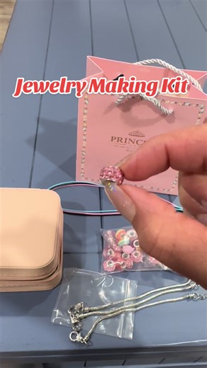 Te encanta hacer pulseras lindas y personalizadas?” “Este kit boho trae todo lo que necesitas para crear tus propias pulseras: cuentas, colores súper bonitos y accesorios para que hagas diseños únicos. Es perfecto para relajarte, regalitos o empezar en el DIY.” “Si quieres el tuyo, lo encuentras aquí en TikTok Shop.” #DIYJewelry #BeadedBracelets #TikTokShopFinds #BohoAccessories#tiktokshopcybermonday