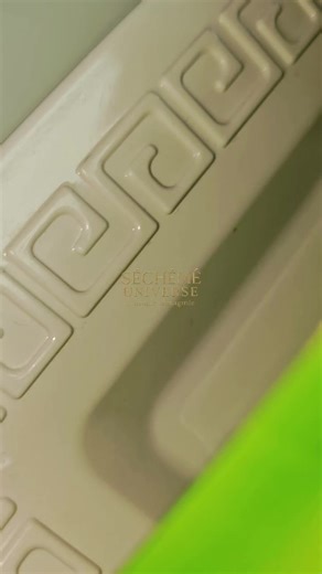 Quand la vraie Afrique te parle en saveurs instantanées. Tu connais ce moment où la faim te guette, mais rien ne te satisfait ? Là où ton cœur réclame goût authentique, et ton estomac réconfort immédiat… C’est là que le CRINCRIN PRÉCUIT Sèchémè Universe entre en scène. Prêt à manger, prêt à t’emporter, prêt à te ramener droit aux racines — même loin de la maison 🏠✨ 🌍 Parce que tu mérites l’Afrique dans chaque bouchée. Pas de compromis, pas d’excuse. Du croustillant, du vrai, du profond. Ton go