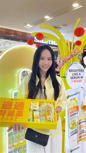 Yeow Wendy | Florist | 2morlab on Instagram: "Florist owner at @garniermalaysia Garnier’s event at Sunway Pyramid KUAN Concourse! 📸 Giant paper bag prop + all Garnier products + amazing deals! ✨ Free Serum Cleanser (1st 50, post & tag) ✨ Miffy Lunch Bags (RM80=1, RM150=2) ✨ Win KUAN FAMILY merch & luggage (any purchase) Location: Sunway Pyramid LG2 Orange Avenue KUAN FAMILY will be making an appearance on the 24th✨💖 Come join the fun between 19-25 JAN 2026!! #ShineSoDivine #GarnierMY #GarnierS