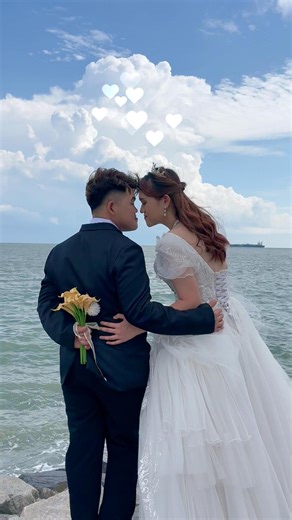 海景婚照拍摄遇上这样的天气简直绝配！☁️ #马六甲婚纱馆 ＃婚礼一站式服务 #婚纱摄影主题 #专业新娘化妆服务 #中式婚礼 #婚纱礼服出租 #婚纱摄影 #马来西亚 #preweddingphotoshoot #preweddingphotoshooting #photoshootingmelaka #weddingphotography #Malacca #Malaysia #weddinggown #weddingdress #bridalshop Whatsapp:018-2301800/017-6252100 营业时间:10:00a.m-7:00p.m 地点:No.21-1,Jalan KSB 11,Taman Kota Syahbandar,75200 Melaka. 我们提供的服务 | Our Services -婚纱专辑摄影 | Pre-wedding Photo Shooting -婚礼摄影师/录影师 | Actual Day Photographer/Cinema -婚礼化妆师 | Actual Day Bridal Make Up And Hair Do -个人化妆和