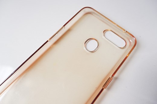 9 astuces miracles pour nettoyer une coque de portable jaunie !