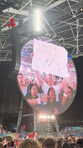 Coldplay’s run of Wembley Stadium shows got off to a magical start on August 22, when a couple’s proposal was caught on camera, and frontman Chris Martin serenaded them with an improvised song. #kisscam #coldplay #viral #proposal #love | 7NEWS Australia