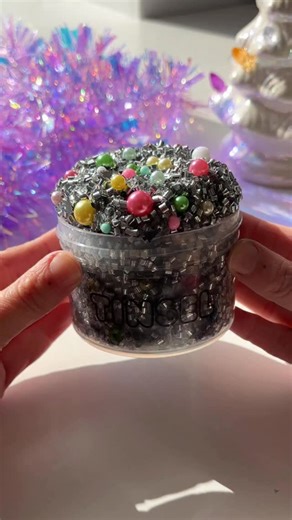 tinsellll ✨✨✨ a new crunchy bingsu slime with pretty pearls throughout & topped with silver xmas tree glitters 🎄💗 scented like a yummy sweet christmassy blend which has notes of ribbon candy, pomegranate, orange, clove, cinnamon, pine & vanilla shop @ www.glitterslimes.com