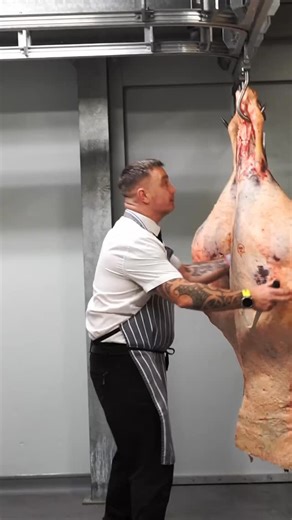 Step behind the Butcher counter 🙌🏼 Our butchery serves up grass-fed, sustainably sourced meat from just up the road - cut and cured by our knowledgeable butcher, Dave. He’s always happy to chat and answer any questions about where your meat comes from and how best to cook it. Open Monday-Saturday from 9am, we’re proud to offer local cuts that come straight from the fields around our farm shop. Shopping local means better taste, better for the environment, and better for our community 💚 #trepo