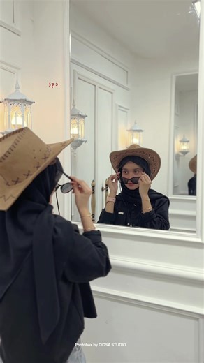 Another day Another Photobox 📸 Photobox part 3 by @didsa.booth @didsa.studio dengan konsep terbaru “WHITE CLASSIC” only 35K dan get all file photo ( soft file ) Lokasi : @dashiramen_ ( Batoh, Simpang 4 lampu merah, putar balik sebelah kiri )#bandaaceh #photobox #fypage #dashiramen