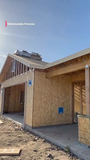 📌El programa “Construye tu propia casa” ha beneficiado a unas 8,000 mil familias de California al darles la posibilidad de construir la vivienda de sus sueños por ellos mismos. 📌El programa tiene algunos requisitos de elegibilidad y además se encuentra disponible en sólo algunas ciudades del estado. 📌Tú también podrías ser elegible 🏡🔨 📌Para conocer más de esta iniciativa y cómo lograr el sueño de la casa propia, ingresa a telemundofresno.com #vivienda #casapropia #california | Telemundo 51