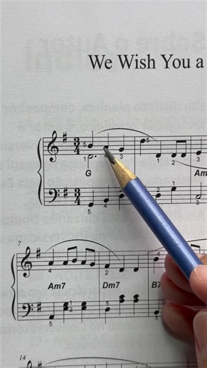 🎄 Leve a magia do Natal para o piano ou teclado! Com o Clássicos de Natal, você toca canções natalinas inesquecíveis com: ✨ Arranjos facilitados 🎼 Cifras harmônicas ✋ Dedilhados detalhados 📚 Leitura em clave de sol e fá 🎥 Tutoriais em vídeo passo a passo 📘 Livro físico em capa dura, com acabamento premium — e frete grátis para todo o Brasil 🇧🇷 🚀 Garanta agora o seu e emocione sua família e seus amigos tocando os grandes clássicos do Natal de forma clara e prazerosa. 👇 Clique no link da 