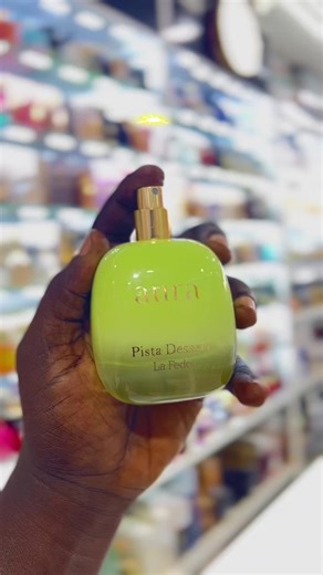 Le parfum Aura Pistache de Khadlaj Perfumes est sans aucun doute le plus irrésistible de toute la collection Aura. Gourmand, élégant et intensément addictif, il séduit dès la première vaporisation avec sa délicieuse note de pistache, à la fois douce, crémeuse et raffinée. Son sillage chaleureux enveloppe la peau d’une aura sucrée et sophistiquée, parfaite pour celles et ceux qui aiment les parfums à la fois originaux et réconfortants. À la fois moderne et captivant, Aura Pistache ne laisse perso