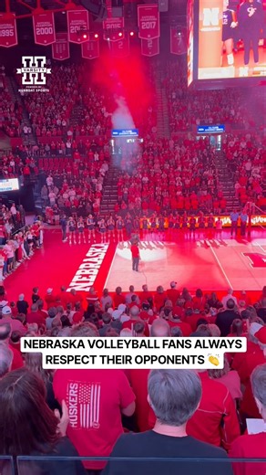 During away team intros, Nebraska volleyball fans always clap and show respect to their opponents.👏