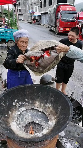 If you want to learn how to make aluminum cans with these aluminum can molds, you can contact me.#aluminums #pot #aluminumpots #aluminumpan #aluminum