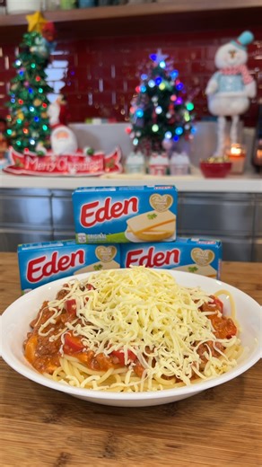 I’m happy to share with you this very easy spaghetti recipe na pinagsasaluhan ng aming pamilya tuwing Pasko. Our noche buena is not complete without it, kaya naman tinuro na ng nanay ko sakin ang recipe! What’s the secret ingredient? Our favorite creamy and delicious Eden Cheese! Gumawa ka na at kumpletuhin ang sarap ng pasko. #KumpletuhinAngSarapNgPaskoWithEden #PaskumpletongHandaan Eden Cheese | Chef RV Manabat
