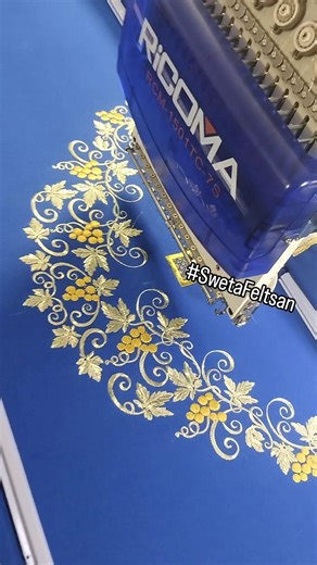 Вишивка золотом та сріблом орнаменту винограду щ колосками на синьому