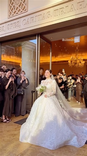 @aileeslay on Instagram: "Ailee walking down the aisle..she looks absolutely ethereal 🤍👰🏻‍♀️🥹🥹 ©️sj.one IG Story #ailee #에일리"