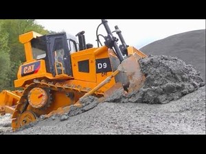 RC CATERPILLAR D9 ACTION! HEAVY RC BULLDOZER WORK IN THE MUD! FANTASTIC RC MACHINES AT WORK