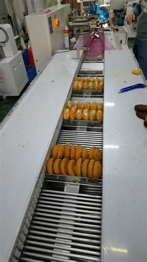 Crispy pastry packing machine #flowpackingmachine #packingmachine #foodpackingmachine