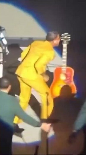 Lloyd Faceplants Onstage While Attempting His ‘Signature Slide ‘There is Nothing More Embarrassing’