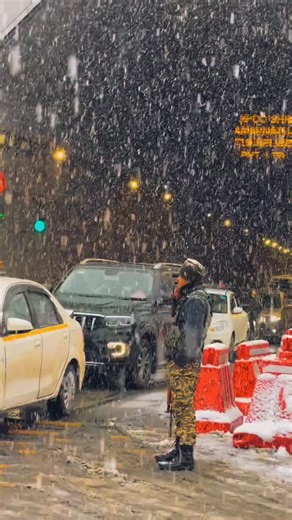 @foujii_01___ on Instagram: "🫵 日本利用压电瓷砖将脚步转化为电能。这些瓷砖捕捉来自你脚步的动能。当你行走时，你的重量和动作会对瓷砖产生压力。瓷砖会轻微弯曲，从而产生机械应力。瓷砖内部的压电材料将这种应力转化为电能。每一步都会产生少量电荷，而数百万步结合在一起就能产生足够的电力来驱动 LED 灯、数字显示屏和传感器。在像涩谷车站这样繁忙的地方，每天大约有 240 万个脚步为这一系统作出贡献。这些电能可以被储存或立即使用，从而减少对传统电力来源的依赖，并支持可持续的城市基础设施。这种方法将日常运动转化为实用的可再生能源 #日本 #知识 #事实 #你知道吗 #推荐 #科技 #创新 #历史 #技术 #实验 #热门"