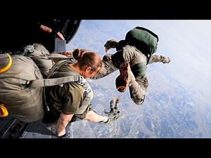 Philippines Shocked! US Female Paratroopers Jump Out of C-17 Globemaster III