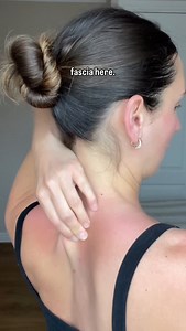 Jade Coyne | Face Massage on Instagram: "One of my favourite areas to release for natural ageing: the fascia between the shoulder blades and upper back ✨ Tightness here pulls on the entire fascial backline - a chain of connective tissue running from your heels, up your back, over your head and down your forehead. When this area is tense, it can show up as forehead lines (from tension pulling over the scalp), jowls or a puffy jawline (from poor lymph flow drainage + muscle strain in the face), a