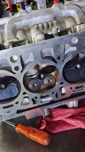 New valve bent,Valve spring retainer broke in half an Roller rocker arm got scraped up that sucks. Let me know what you think caused it. #headrebuild #machineshop #dowhatyoulove #whatthehell #whatyallthink