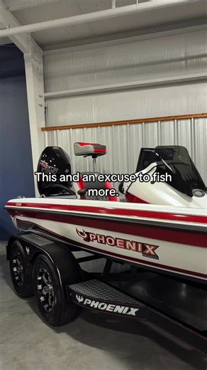 Step into the 2025 Phoenix 920 Elite, a boat built around speed, balance, and total command on the water. 💪 Feel the difference with: • Mercury V-8 Pro XS performance • Dual HELIX 12 screens for unmatched clarity • Ultrex Quest 115 for rock-solid boat control • Padded deck upgrades for all-day comfort • Stacked Phoenix-red bow mount for a clean, pro-level electronics setup • Hydraulic jackplate, SmartCraft gauge, and integrated bow lighting • Premium touches like diamond-stitched seating, custo