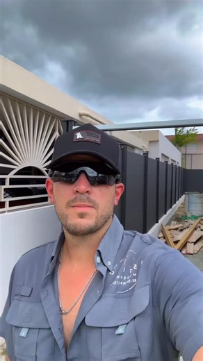 📍 Instalación de verja WPC color Black Transforma tu hogar con el estilo moderno que marca la diferencia. 💥 Somos los #1 en Puerto Rico y el Caribe en calidad, servicio y diseño. 💪 Duraderas, elegantes y sin mantenimiento — ¡la combinación perfecta para tu casa! 📞 Cotiza hoy y descubre por qué todos están eligiendo Estilo Moderno by The WPC Fence. #EstiloModerno #TheWPCFence #VerjasWPC #WPCFence #ModernStyle #CasaModerna #PuertoRico #Caribe #VerjasModernas #DiseñoModerno #OutdoorDesign #Home