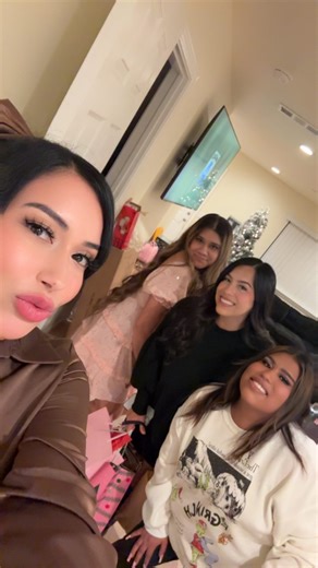 𝓑𝓮𝓵𝓵💕 on Instagram: "Just some girls having fun ❄️🎄✨🩷#friendsthatbecomefamily#girlies#justagirl#happiness#bffs"