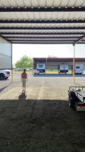 I hate the blind side backing up. Practice practice practice. #rvlife #letsgorving #lifesanadventure #roadtrip #granddesign #granddesignrv #momentum #bigmo #381M #fordtremor #fordsuperduty