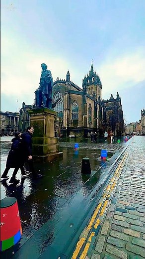 “Iconic Royal Mile in Edinburgh – Stunning Statue & Victorian Buildings 😍🇬🇧”