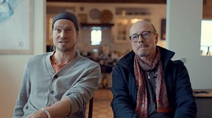 Kære venner! Rock n Roll er fantastisk og holder en god skare af raske unge mennesker fra boldspil og regelmæssig idræt. Se - nu har vi endelig været sammen alle fem. Og Knud er jo skide sød og spiller nogenlunde på guitar. Vi er ved at have fat i grundnerven af Johnnys enestående bagkatalog af umådeligt smukke sange. Og vi er klar til at komme ud at spille det hele for jer. Rygterne siger, at det går strygende med billetsalget, og dertil skal der lyde en stor TAK her fra orkesterlejren. Ovre på