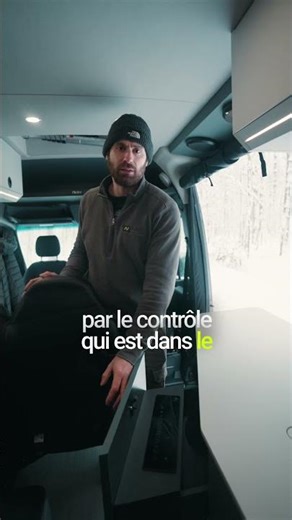 Plaque à induction invisible et tiroir à déchets double compartiment #NavCamper #VanAmenageQuebec