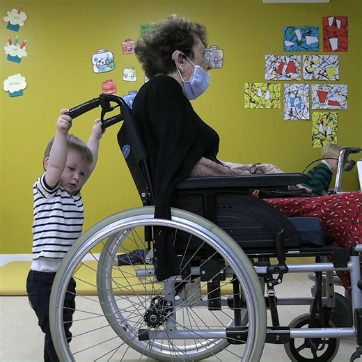 272K views · 50 reactions | Dans cet Ehpad de Rennes, les 80 résidents cohabitent avec une dizaine d'enfants de 0 à 3 ans. Pour le plus grand bonheur de tous  | actu.fr | Facebook