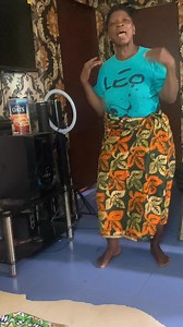 i can’t believe my mom recorded herself with the phone I got for her, 😜😜😳😳.. I just saw this video in her phone.. kpoo Lorm woman first time holding touchscreen phone 😂😂😂.. I wish my father was alive 😭😭 | LORMA OLDMA