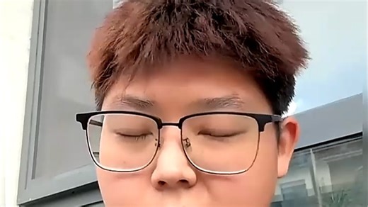 2021电脑直播配置推荐：搭配Focusrite Scarlett 2i2声卡，调好增益与监听，麦克风清晰不破音，适合居家唱歌直播，提升音频体验。