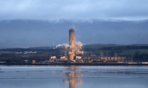 VIDEO: Longannet Power Station's 600ft chimney demolished