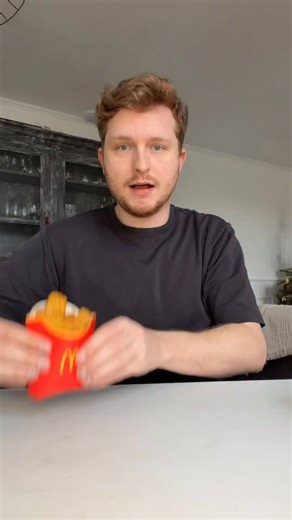 MEYER THOMAS on Instagram: "Nouveautés McDo 😍✨ Avec le retour du Big Mac Chicken que je n’avais encore jamais goûté 😱 Le Triple Cheese Burger, la sauce Big Mac, le Sprite Green Apple, les Wavy Fries en forme de radiateur et le McFlurry Oreo 🎉🍔🍟 Et toi, tu aurais pris quoi ? 👀✨ #food #degustation #fastfood #mcdo #unboxing"