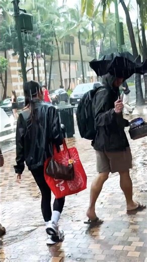 Heavy Rain in Waikiki ☔ | ワイキキ雨散歩