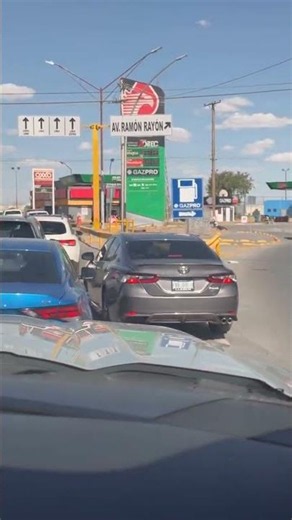 Le voltearon retrovisor por intentar meterse a la línea exprés