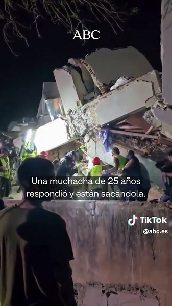 Joven de 25 años rescatada tras 7 días bajo escombros en La Guaira