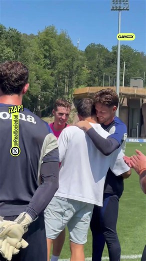 👏🏻 Así ha recibido la plantilla de la Real Sociedad a Mikel Oyarzabal, reciente campeón del mundo