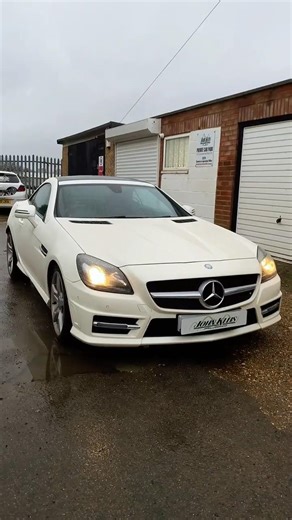 We have modernised this Mercedes SLK by adding a new screen with Apple CarPlay! 🍎🚗#mercedes #slk