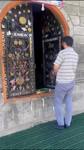 ꜱᴜʀᴀɴ ᴠᴀʟʟᴇʏ | ᴛʀᴀᴠᴇʟ | ʟɪꜰᴇꜱᴛʏʟᴇ on Instagram‎: "پیر کی گلی کی زیارت — حقیقت اور ایک سوال پیر کی گلی ایک معروف اور دلکش مقام ہے جسے لوگ عقیدت کی نظر سے دیکھتے ہیں، مگر اس ویڈیو میں ایک اہم حقیقت واضح ہوتی ہے کہ زیارت کے اندر کوئی قبر موجود نہیں بلکہ وہاں صرف ایک پتھر ہے جو اس مقام کی علامت سمجھا جاتا ہے۔ زیارت کو نہایت خوبصورتی سے اعلیٰ درجے کے پتھروں سے تعمیر کیا گیا ہے، جو توجہ اور وسائل کی فراوانی کو ظاہر کرتا ہے۔ مگر اسی مقام پر موجود مسجد کی حالت ایک سنجیدہ سوال کو جنم دیتی ہے۔ یہ سوال اپن